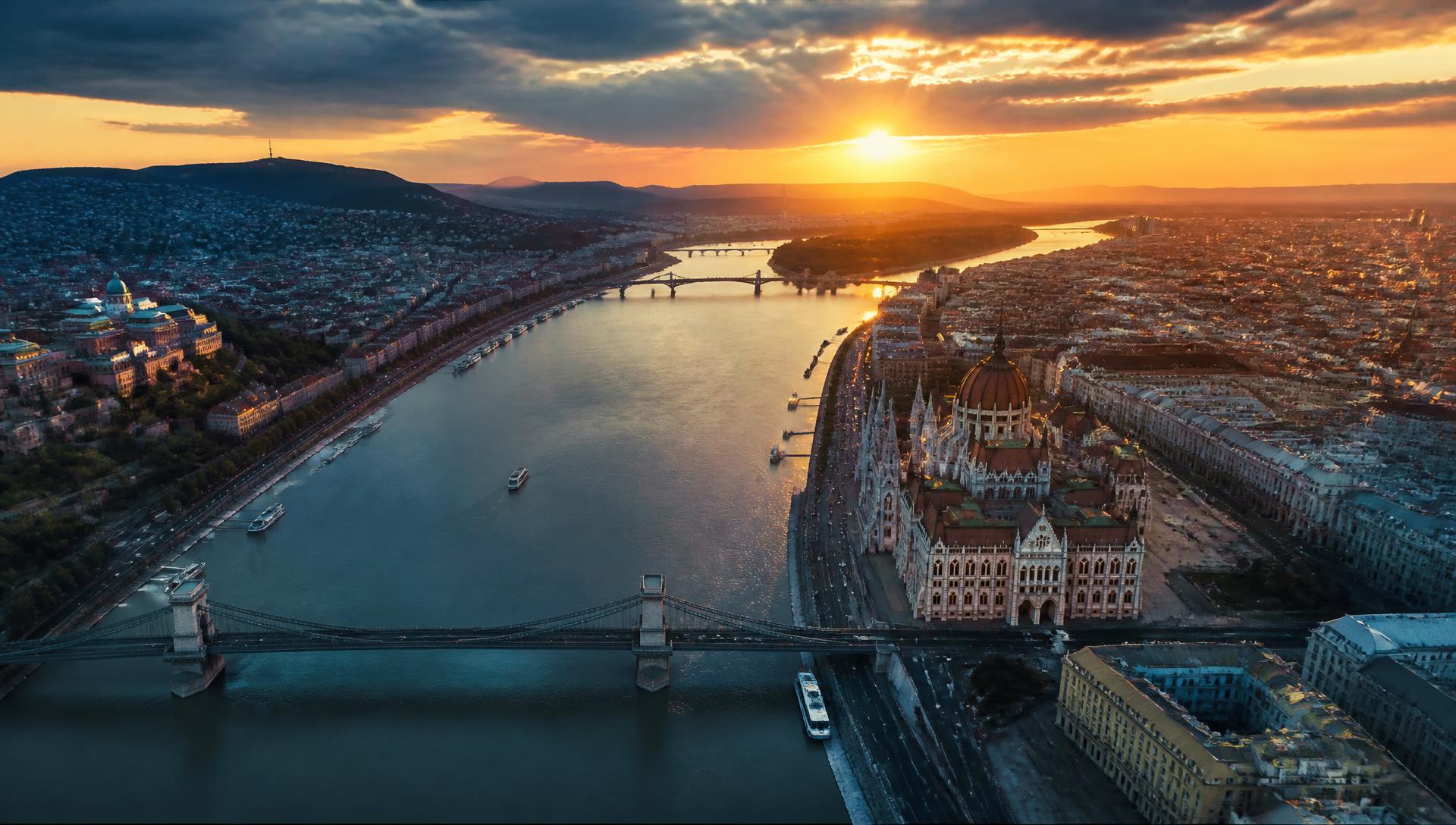 Légifelvétel Budapestről a Duna felett, naplementében